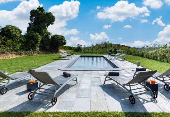 The pool, rectangular in shape and measuring 10 x 5 meters, has a maximum depth of 140 cm and offers a good level of privacy - Villa Boemia