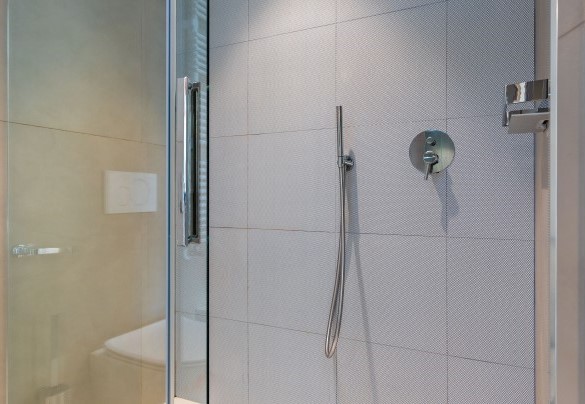 The shower in the ensuite bathroom of the third double bedroom - Villa Boemia