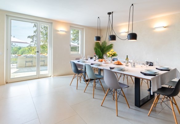 The dining table with the adjoining fireplace communicates with a large terrace - Villa Boemia