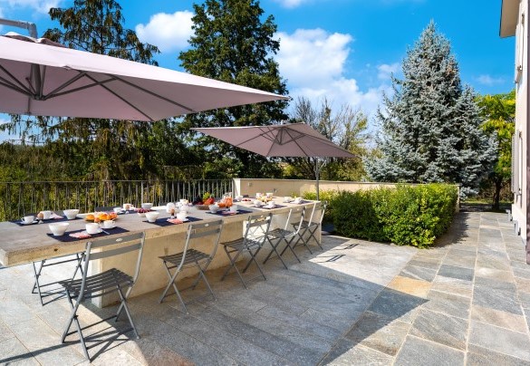 The large terrace equipped for outdoor dining - Villa Boemia