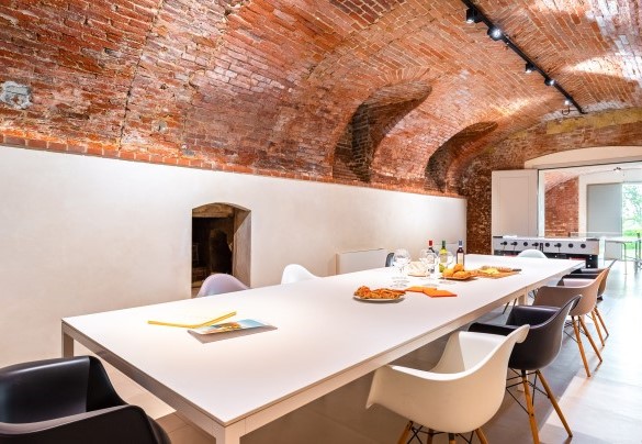 The basement is transformed into a tavern with a large table for eating or playing in the cool - Villa Boemia
