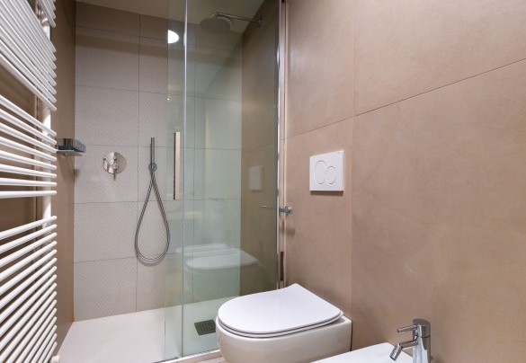 Ensuite bathroom with shower in the second double bedroom - Villa Boemia