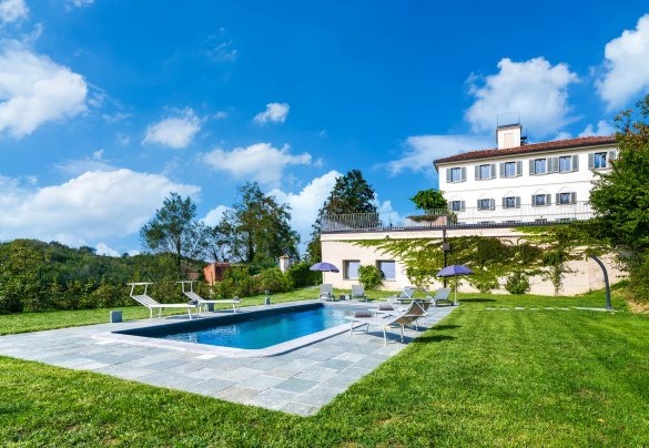 The stone pavement separates the pool from the large lawn and adorns the perimeter - Villa Boemia