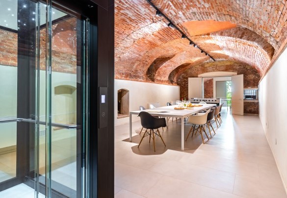 The elevator in the entrance also leads to the basement with a beautiful vaulted ceiling - Villa Boemia