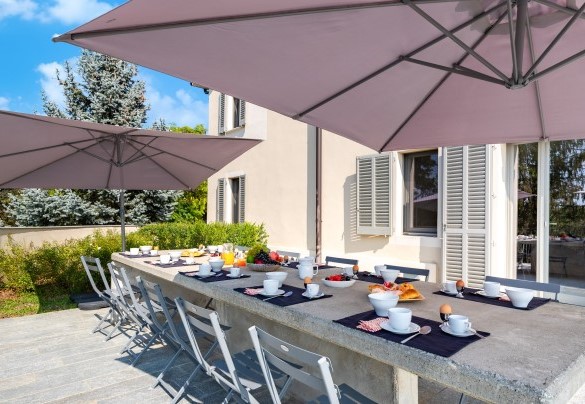 Start the day with a rich breakfast on the terrace - Villa Boemia