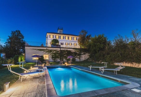 A driveway with a slight slope and no architectural barriers allows to everyone an easy access to the garden with the pool - Villa Boemia