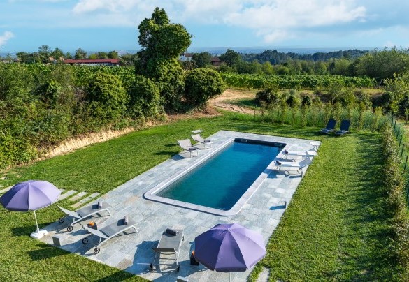 The villa overlooks the nice pool - Villa Boemia