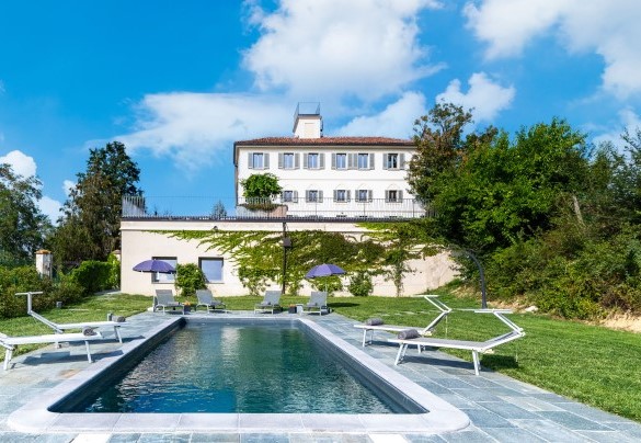 The swimming pool surrounded by a large lawn with sun beds and umbrellas - Villa Boemia