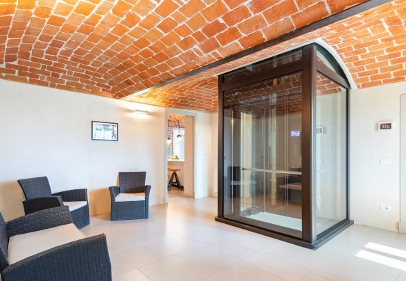 In the entrance a large elevator, also suitable for people with disabilities, allows access to the basement and the sleeping area of the upper floor - Villa Boemia