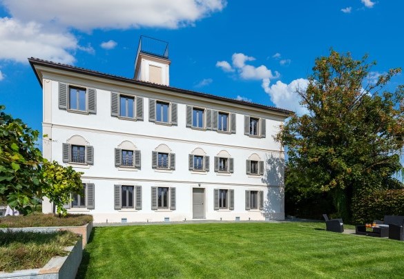 A large lawn adorns the main facade of the villa - Villa Boemia