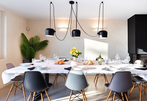 Dining table with modern fireplace - Villa Boemia