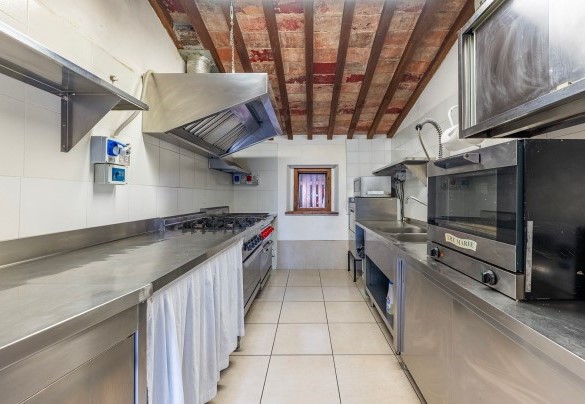 Cucina esterna con forniture industriali - Villa Borgo San Pietro 