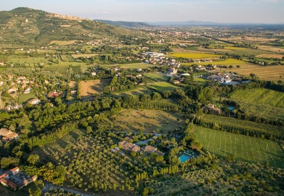 Il borgo nella quiete della campagna toscana, ai piedi della suggestiva città etrusca di Cortona - Villa Borgo San Pietro 