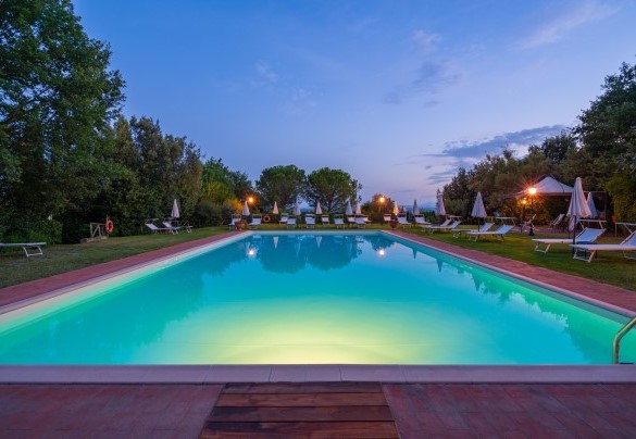 Vista serale della piscina e del parco circostante - Villa Borgo San Pietro 