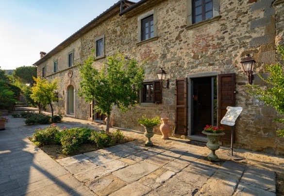 Facciata della villa in pietra con corte esterna - Villa Borgo San Pietro 