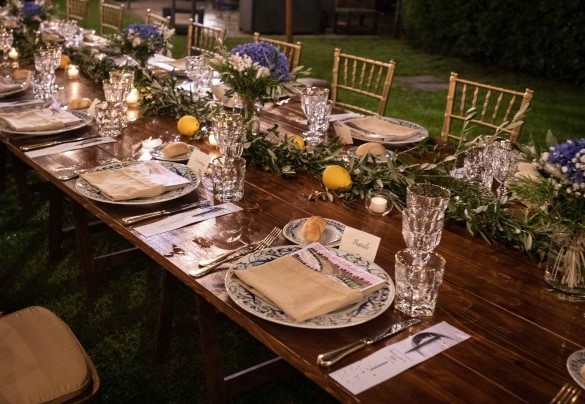 Dettaglio della raffinata mise en place per banchetti all'aperto - Villa Borgo San Pietro 