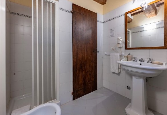 La camera n.1 ha due bagni en suite con doccia - Villa Borgo San Pietro