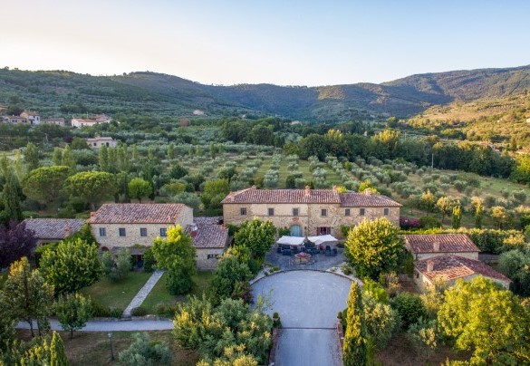 Vista aerea del borgo in pietra e della tenuta - Villa Borgo San Pietro 