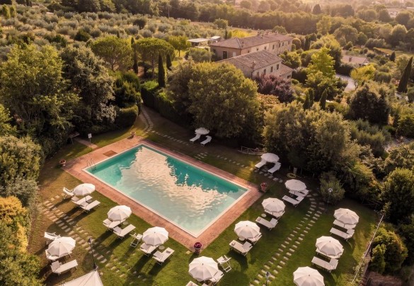 Vista aerea della zona piscina immersa nel verde - Villa Borgo San Pietro 