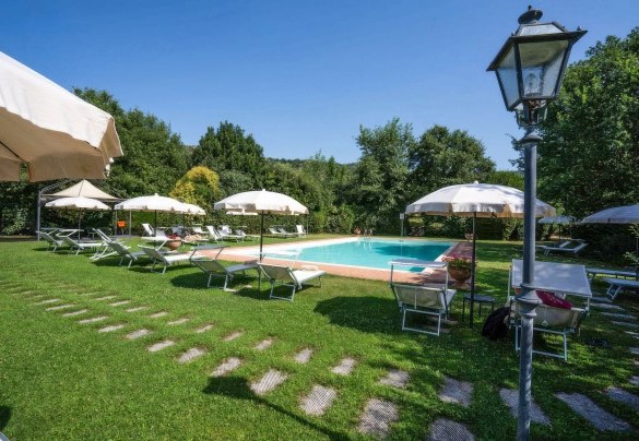 La piscina con dimensioni 9 x 18 m e profondità costante di 1,10 m - Villa Borgo San Pietro 