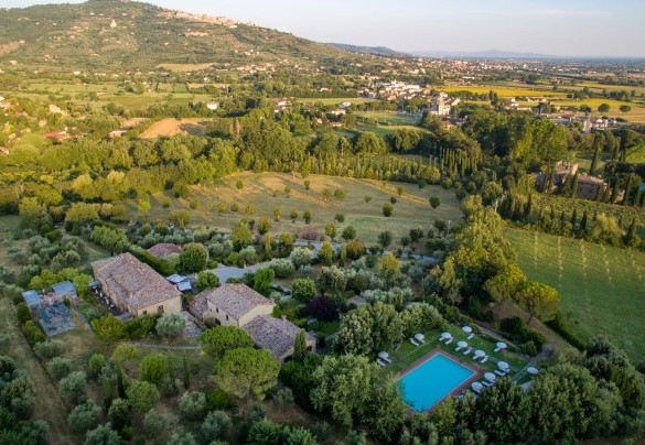Vista aerea panoramica della proprietà e della campagna circostante - Villa Borgo San Pietro 