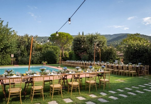 Banchetti e tavolate all'aperto allestiti a bordo piscina - Villa Borgo San Pietro 