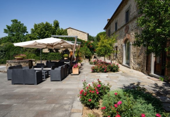 Area salotto all'uscita della villa principale - Villa Borgo San Pietro 