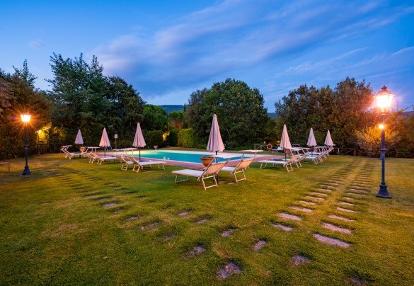 La piscina nelle ore serali - Villa Borgo San Pietro 