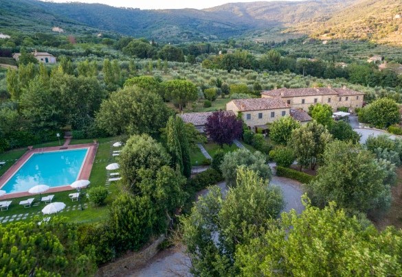 Panoramica aerea della tenuta, del parco e della piscina - Villa Borgo San Pietro 