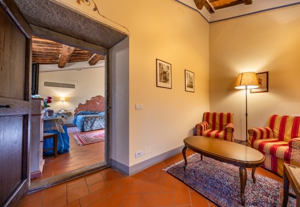 Small sitting area in the bedroom - Villa Borgo San Pietro