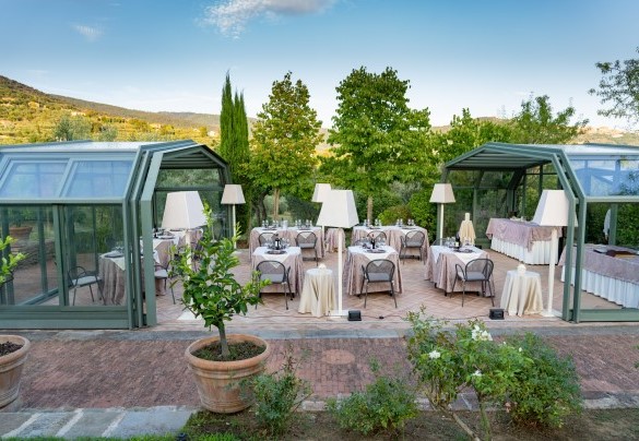 Il gazebo con tavoli da pranzo ubicato nel giardino sul retro e a breve distanza dalla cucina professionale esterna - Villa Borgo San Pietro 