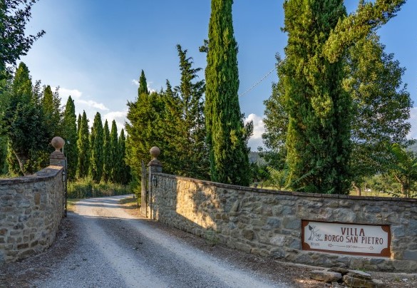L'ingresso al borgo - Villa Borgo San Pietro 