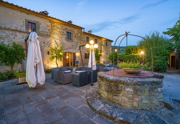 La facciata anteriore della villa a pochi passi dalle unità annesse - Villa Borgo San Pietro 