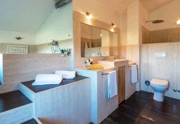 Bathroom with tub and shower n.3 an-suite to Bedroom n.5, first floor - Villa Bubi