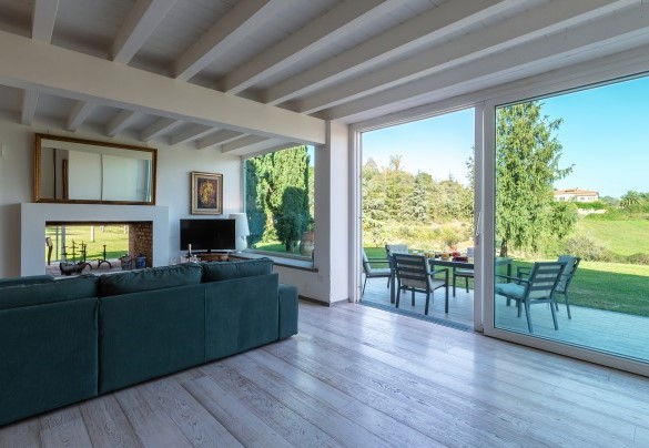 Open space living room with direct exit to the garden - Villa Bubi