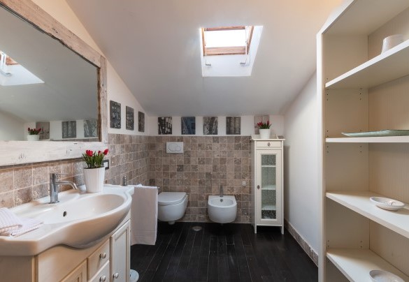 Bathroom with shower n.2 serving Bedrooms n.3 and n.4, first floor - Villa Bubi