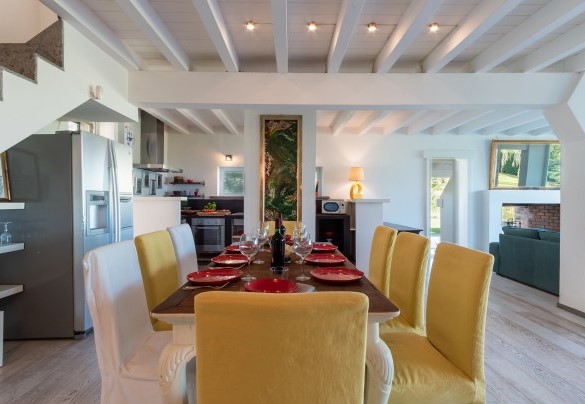 The open space dining area next to the kitchen, with exit to the porch - Villa Bubi