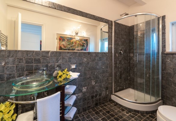 Bathroom with shower n.1 en-suite to Bedroom n.1 and serving the ground floor - Villa Bubi