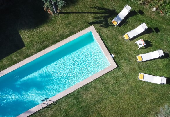 The pool measures 15 x 4m with a constant depth of 1.55m - Villa Bubi