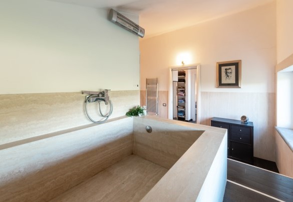 Bathroom with tub and shower n.3 an-suite to Bedroom n.5, first floor - Villa Bubi