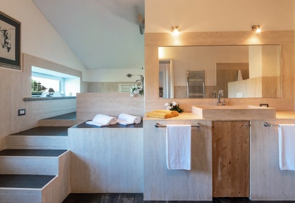 Bathroom with tub and shower n.3 an-suite to Bedroom n.5, first floor - Villa Bubi