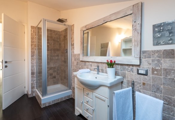 Bathroom with shower n.2 serving Bedrooms n.3 and n.4, first floor - Villa Bubi