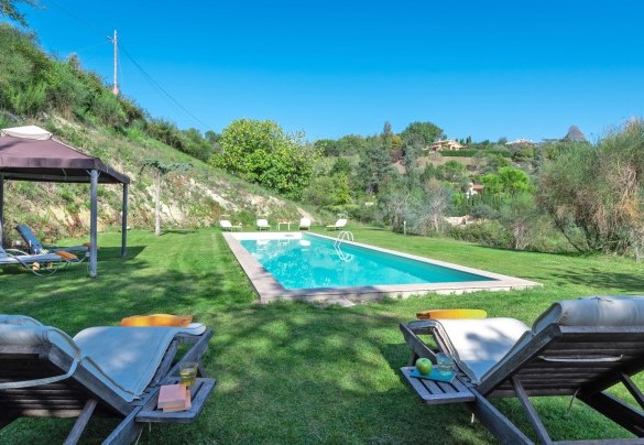 The sunbathing area on the lawn with sunbeds, gazebo and cold water shower - Villa Bubi