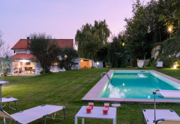 The lighted pool inside the pool and on the lawn around it - Villa Bubi
