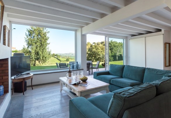 Open space living room with direct exit to the garden - Villa Bubi