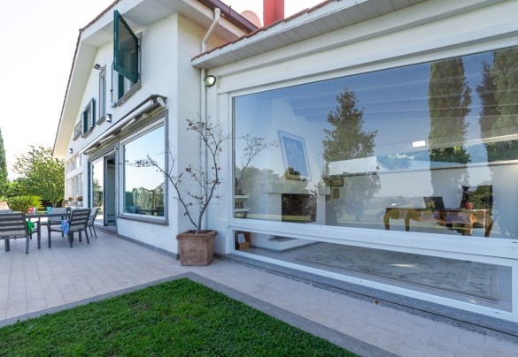 large windows characterize the ground floor - Villa Bubi