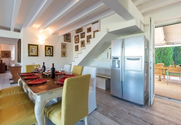 The open space dining area next to the kitchen, with exit to the porch - Villa Bubi
