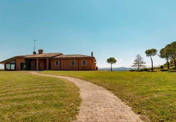 The villa is immersed in a park of about 4800 square meters - Villa California