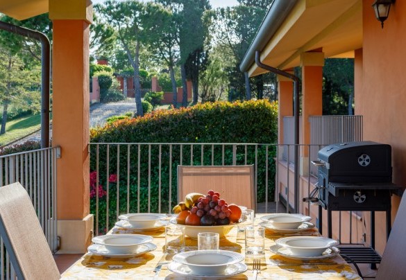 The porch guarantees lunches and dinners enveloped by a spectacular view - Villa California