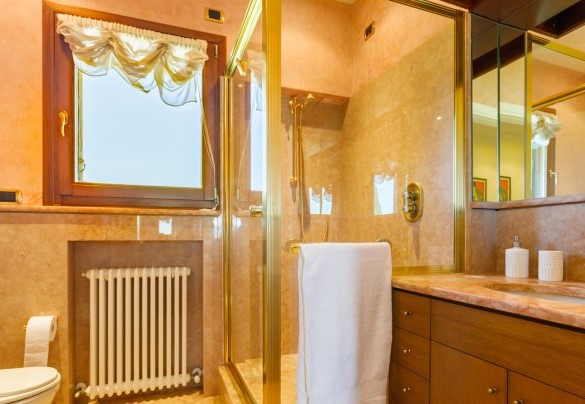 The bathroom, equipped with a shower, is tastefully decorated - Villa California